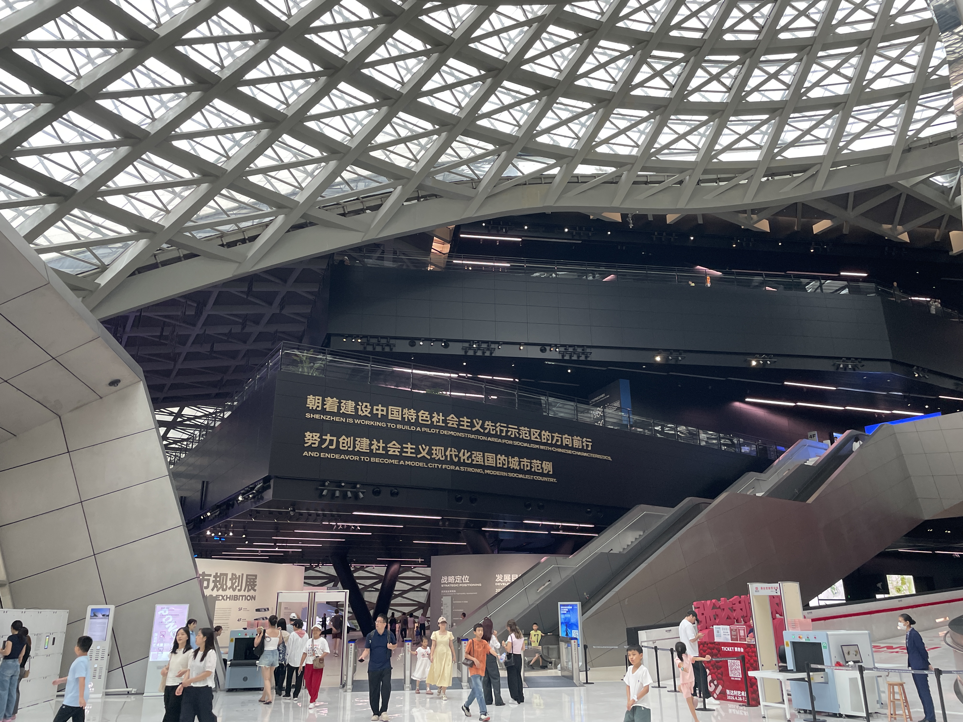 左侧深圳城市规划馆，也很气派