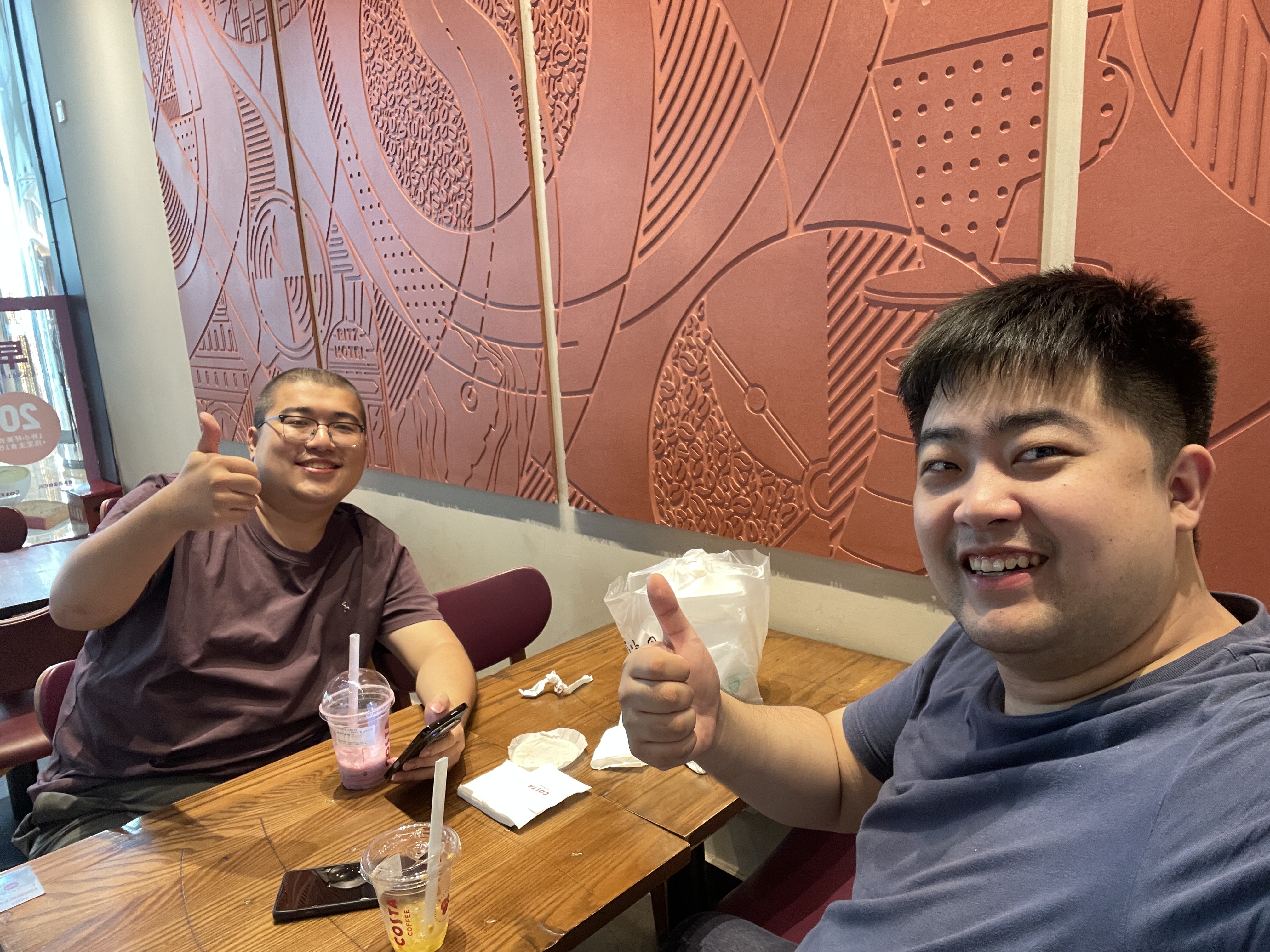 得意的俩人，哈哈哈